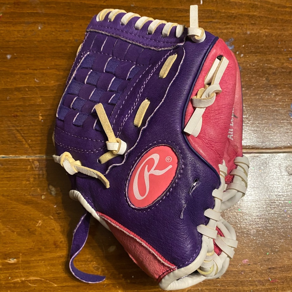 Girls softball mitt, 10 inch